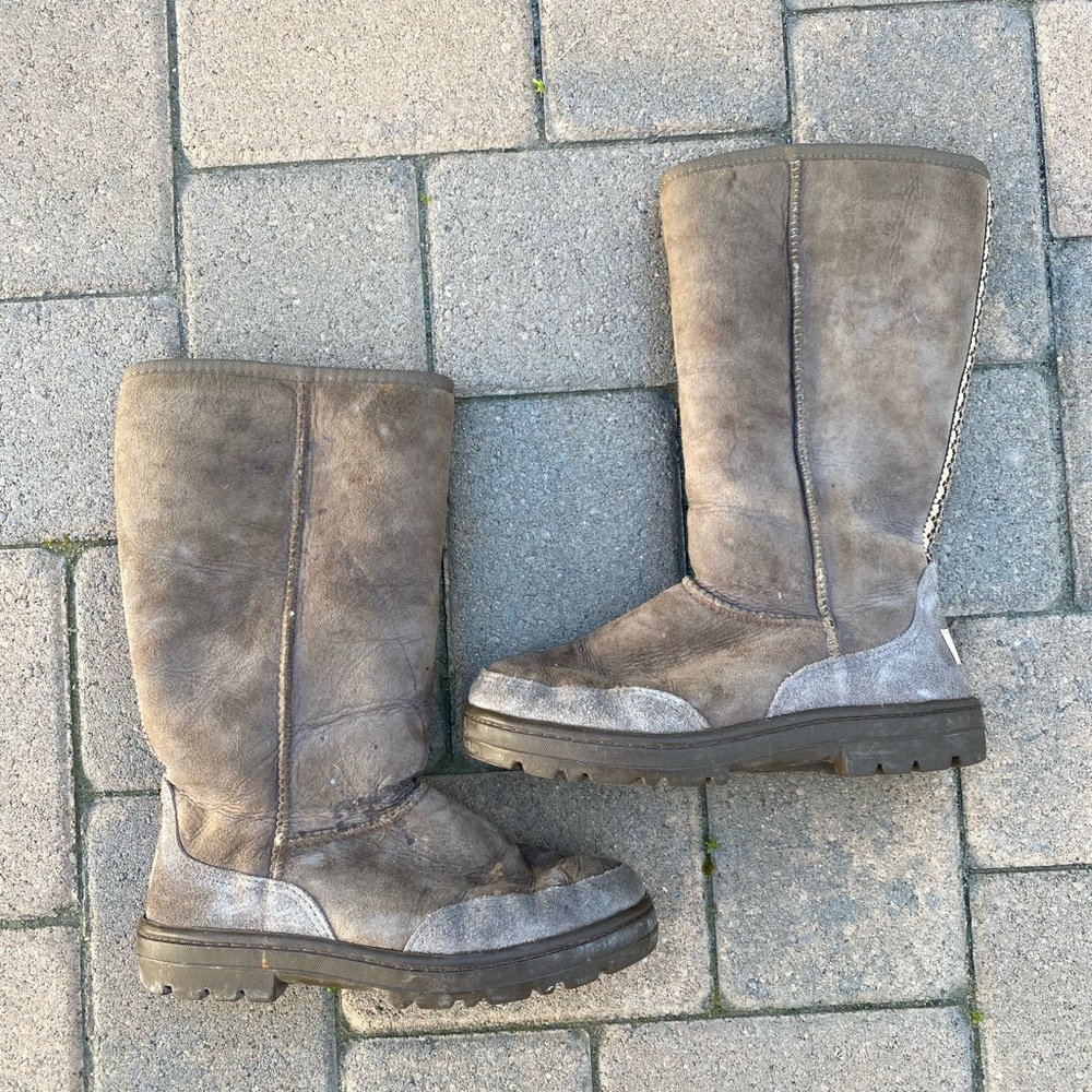 (939) UGG Boots